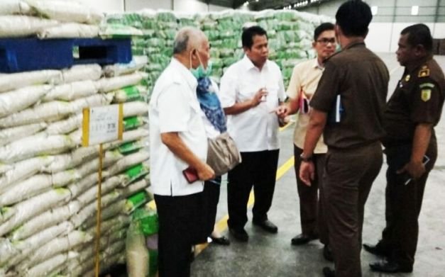 Foto: Dinas Ketahanan Pangan Kabupaten Bekasi, bersama Dinas lainnya saat uji mutu dan kwalitas beras