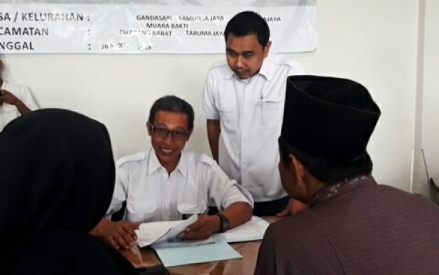 Kasi Pengadaan BPN Kabupaten Bekasi Agus didampingi Ketua PPK Kementerian PUPR, Dodit Dimas, sedang melayani pembayaraan uang ganti untung kepada warga yang menerima pembesaan lahan tol Cibitung-Clincing.