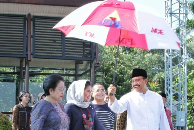 Foto: Gus Ipul-Puti Guntur bersama Megawati
