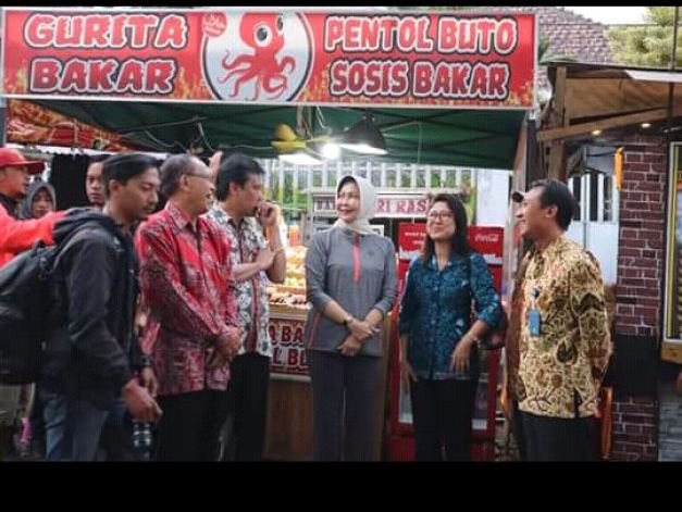 Foto: Walikota Batu, Dewanti Rumpoko (tengah) saat sidak PKL di Alun-alun Kota Batu