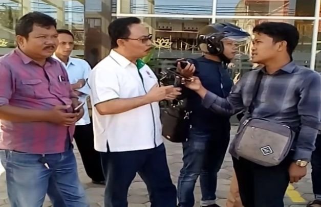 Foto : Konsultan Hukum RS Kusuma Hospital saat Dimintai Keterangan
