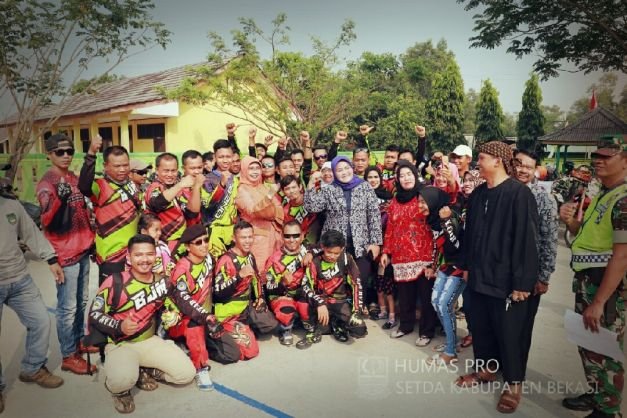 Bupati Bekasi, Neneng Hasanah Yasin, Saat Mencanangkan Bulan Bhakti Gotong Royong (BBGR) ke-15 dan Hari Kesatuan Gerak Pemberdayaan Kesejahteraan Keluarga (HKG PKK)  ke-46.