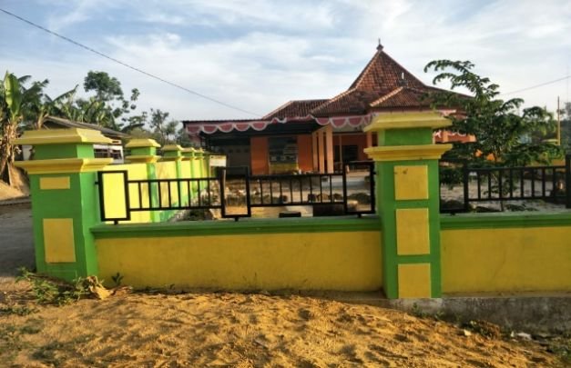 Foto : Tampak Depan Balai Desa Bandungan Pakong Pamekasan yang Bermasalah