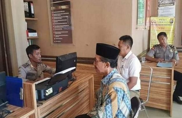Foto : KH. Kholilurrahman saat Laporan ke Mapolres Pamekasan