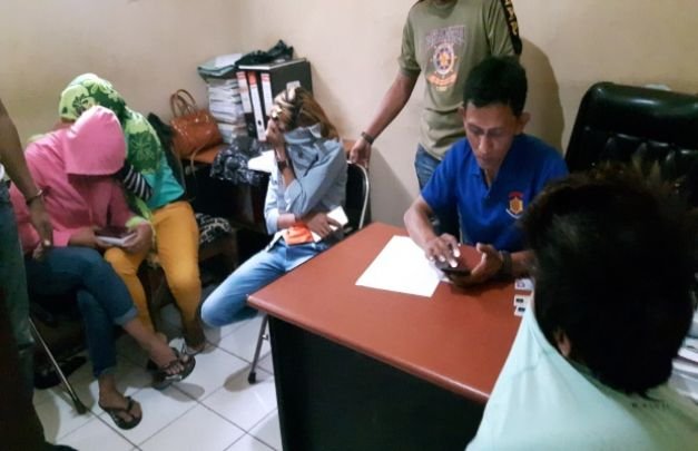 Foto : Kelima Muda-mudi saat Dimintai Keterangan di Kantor Satpol PP Pamekasan