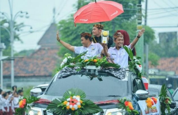 Foto : Bupati & Wakil Bupati Pamekasan saat Mengarak Piagam Penghargaan Adipura Bidang Lingkungan Hidup