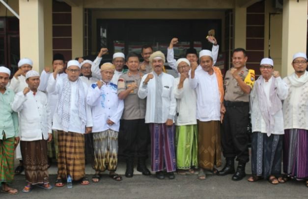 Foto: Sejumlah Kiai dan Ulama saat di Mapolres Sampang