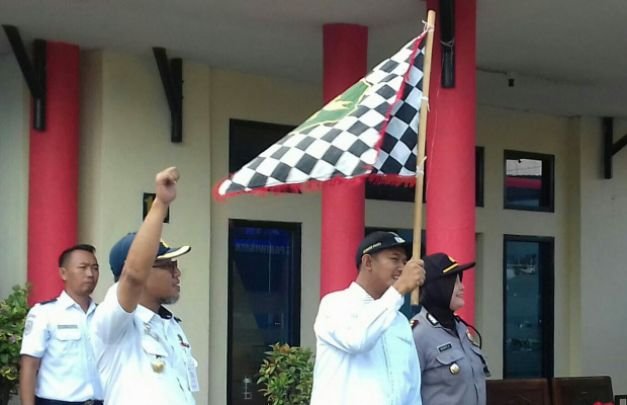 Foto: wakil Bupati Sumenep Achmad Fauzi, saat memberangkatkan arus balik gratis
