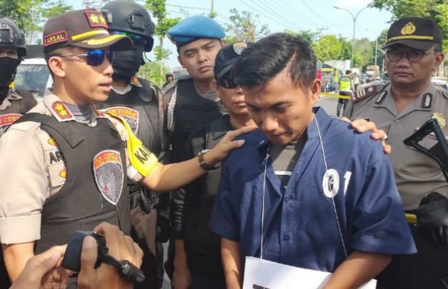 Foto: pelaku penjambretan saat digelandang aparat polres di Lumajang