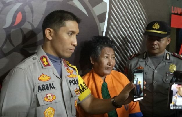 Foto : Kapolres Lumajang menunjukkan bukti temuannya pada sejumlah watawan