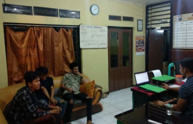 Foto: Dua Karyawan Kedai 'Der Garten' yang menjadi korban pengeroyokan supporter mabuk di sumenep