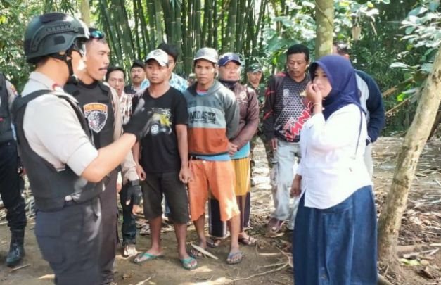 Foto: Kapolres Lumajang saat bertemu Kades Sumber Waringin