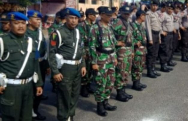 Foto: Ratusan personel TNI-Polri dan Satpol PP saat mengamankan pembacaan putusan PN
