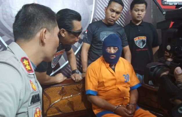 Foto: Tersangka bersama Kapolres dan Ka. Tim Cobra Polres Lumajang