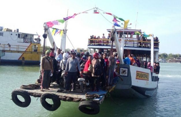 Foto: Kapal penyebetangan Kalianget - Talango