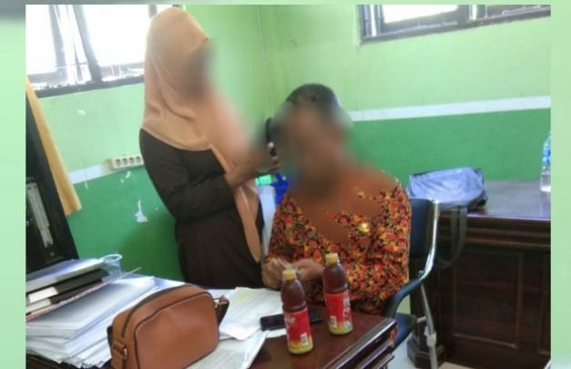 Foto: oknum bidan yang diduga sedang membayarkan fee 15 persen dana kapitasi di puskesmas pragaan