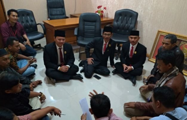 FOTO: Sambil 'ngedeprok' Ketua DPC PDI-Perjuangan, Soleman, bersama anggota Fraksi, Samuel Habeahan dan Ade Koswara Kunang, mendengarkan aspirasi warga Kampung Pilar.