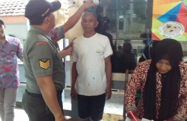 Foto: Babinsa mendampingi kegiatan di balai desa setempat