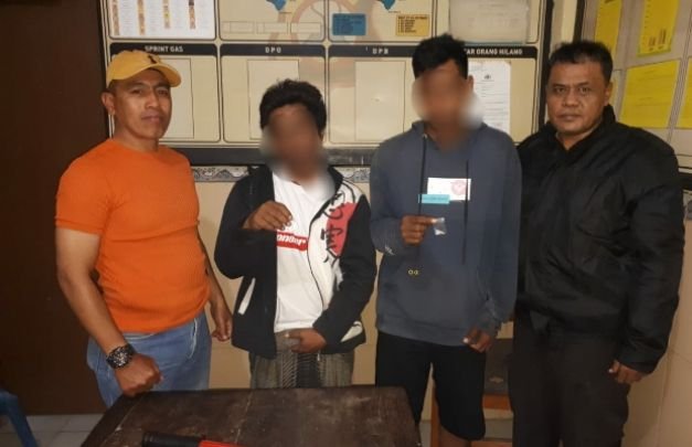 Foto: Dua Tersangka Saat Diamankan Di Polsek Pademawu Beserta Barang Buktinya