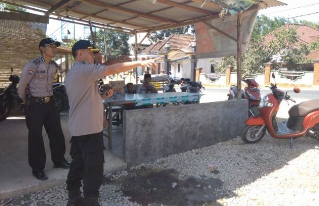 Foto : Wakapolres Bersama Tim dari Polres Sampang di TKP
