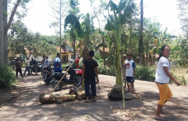 Foto: aksi warga desa sumberpinang saat protes jalan rusak