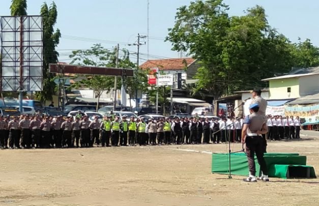 Foto: gelar apel pasukan pengamanan pilkades setentak d sampang