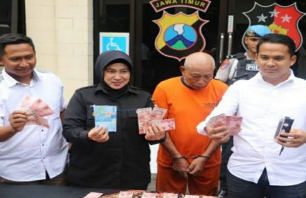 Foto: tersangka pengidar upal saat diamankan polisi di malang