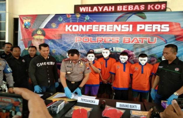 Foto: Kapolres Batu, AKBP Harviadhi Agung Prathama, SIK, MIK, didampingi Kasat Narkoba, Iptu Yussi Purwanto, SH, MH, beserta anggota saat menggelar konferensi pers pengungkapan kasus narkoba.