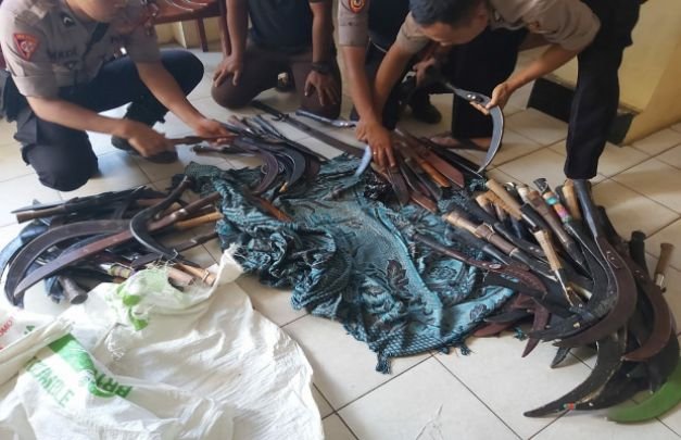 Foto: dua karung sajam yg berhasil diamankan polisi d sampang