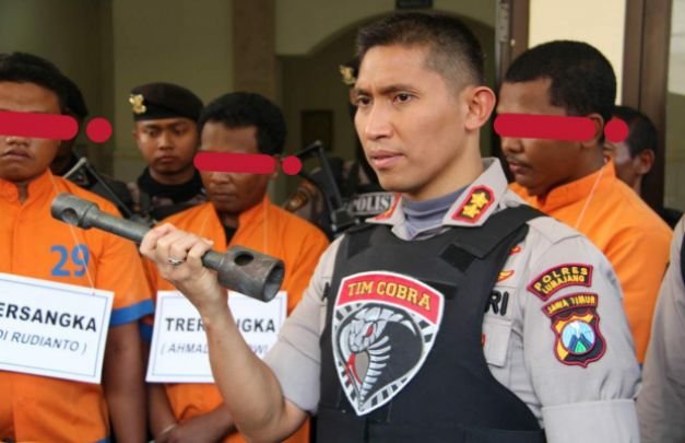 Foto: AKBP Dr. M. Arsal Sahban SH SIK MM MH, menunjukkan salah satu barang bukti dihapan awak medi