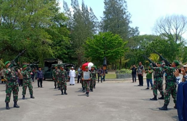 Foto: Upacara Pemakaman Militer Alm Mayor Purn H.M Soechem