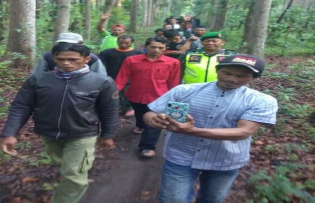 Foto : Kades Terpilih Adi Sonhaji Menggunakan Baju Merah, Disaat jalan kaki menuju tempat pemungutan suara, menyusuri hutan pinus