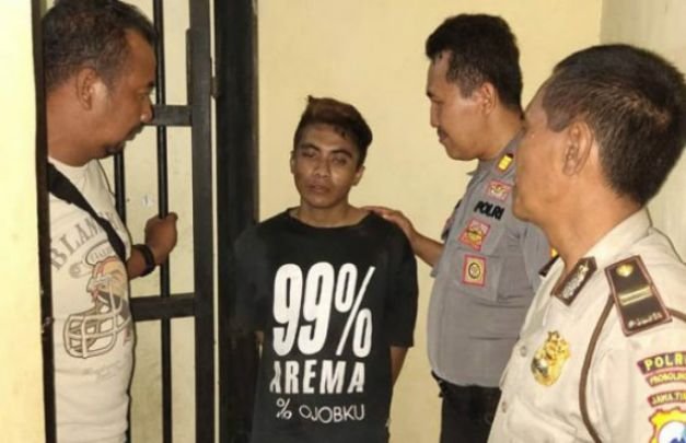 Foto : pelaku perampasan Hp saat akan dimasukkan sel tahanan