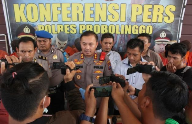 Foto : Kapolres Probolinggo saat konferensi pers dihadapan awak media
