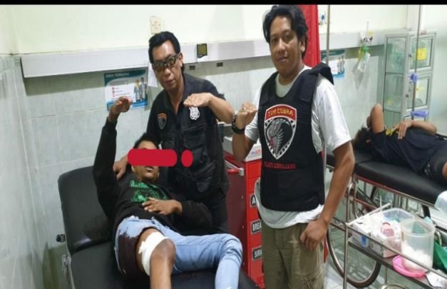 Foto: Pelaku didampingi petugas, saat mendapatkan penanganan medis