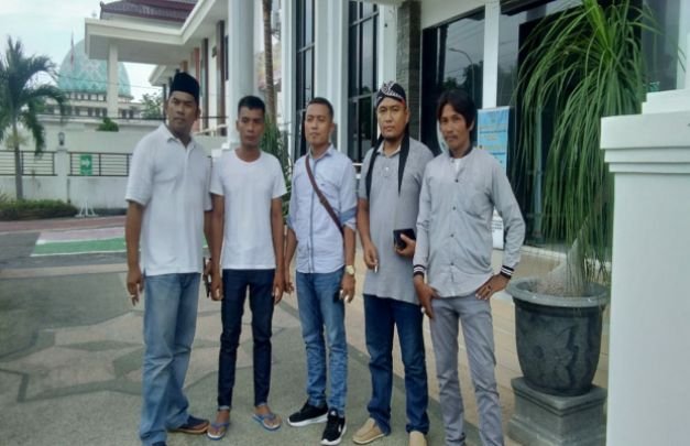 Foto : Khairul Kalam bersama warga Desa Bira Barat di depan Kejari Sampang