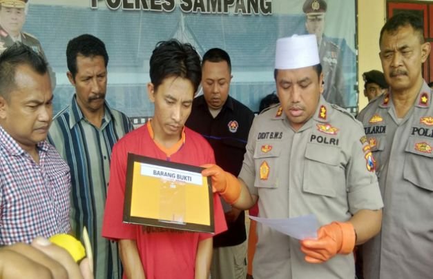 Foto : Tersangka Fahrur Rosi saat pers rilis di Mapolres Sampang