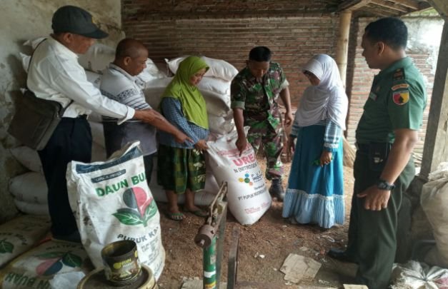 Foto: TNI dan petugas berwenang yang lain, bersama di kios pendistribusian