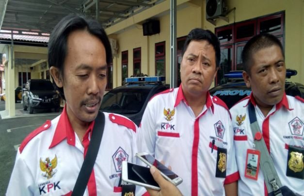 Foto : LSM L-KPK Kabupaten Sampang di depan Mapolres Sampang, usai audensi dengan Kapolres Sampang