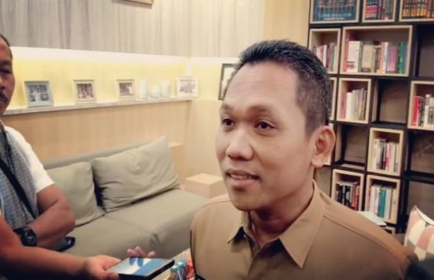 Foto: Bupati Lumajang, H. Thoriqul Haq saat diwawancarai awak media diruang kerjanya