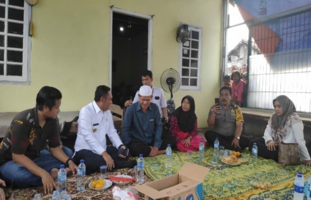 Foto : Bupati Bekasi di rumah keluarga Husnia 