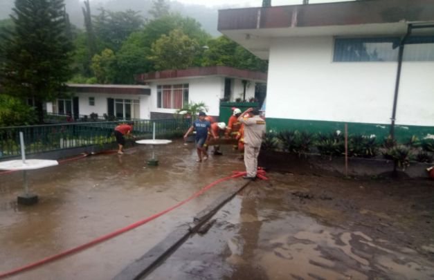 Foto: Kapolres Batu tinjau langsung lokasi bencana tanah longsor