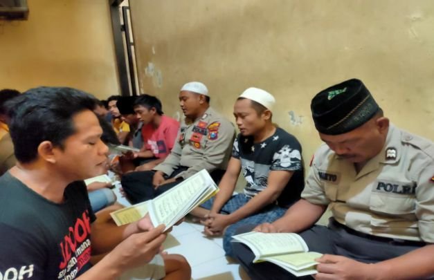 Foto : Para tahanan Polres Sampang mendapatkan siraman rohani