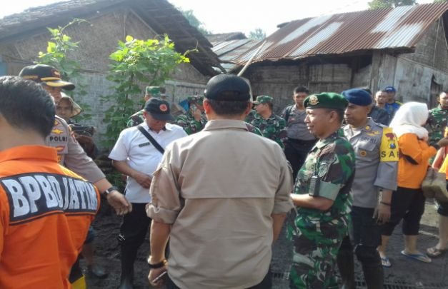 Foto: satuan pasukan  Yonif Raider 514 Kostrad saat tiba dilokasi banjir bandang
