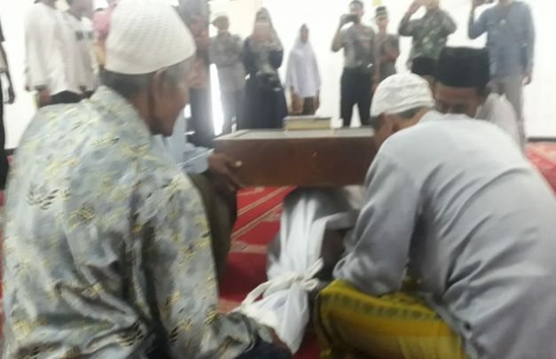 Foto : Proses sumpah pocong di Masjid Madegan, Kelurahan Polagan Sampang