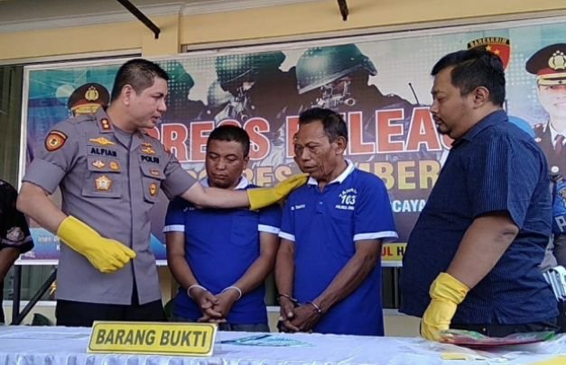 Foto: Kapolres Jember saat Menunjukkan twrsangka dan bukti BB