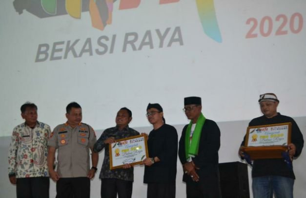 Foto : Penyerahan piagam Anugerah Pers 2020 Bekasi Raya