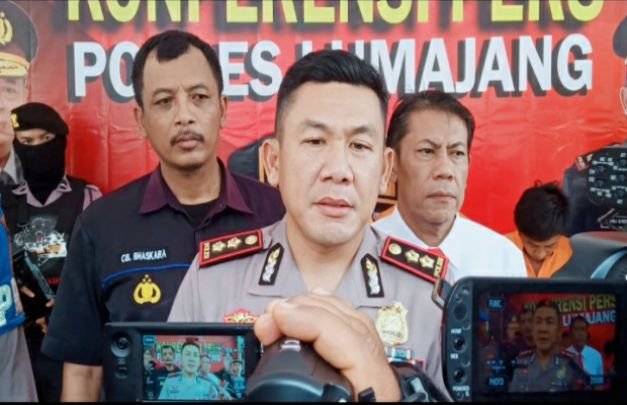 Foto: Kapolres Lumajang AKBP adewira Negara Siregar, saat diwawancarai awak media