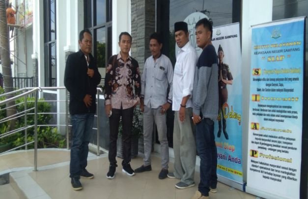 Foto : Khairul Kalam bersama warga Desa Bira Barat di depan Kejari Sampang