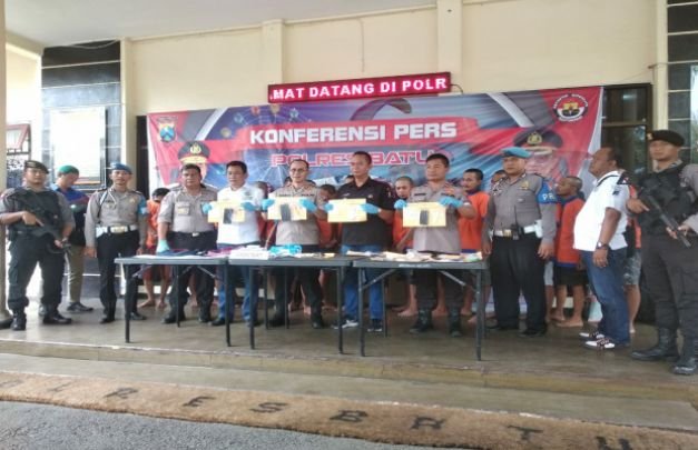 Foto: Kapolres Batu AKBP Harviadi Agung Prathama, SIK, MIK didampingi jajaran saat konferensi pers ungkap kasus narkoba.